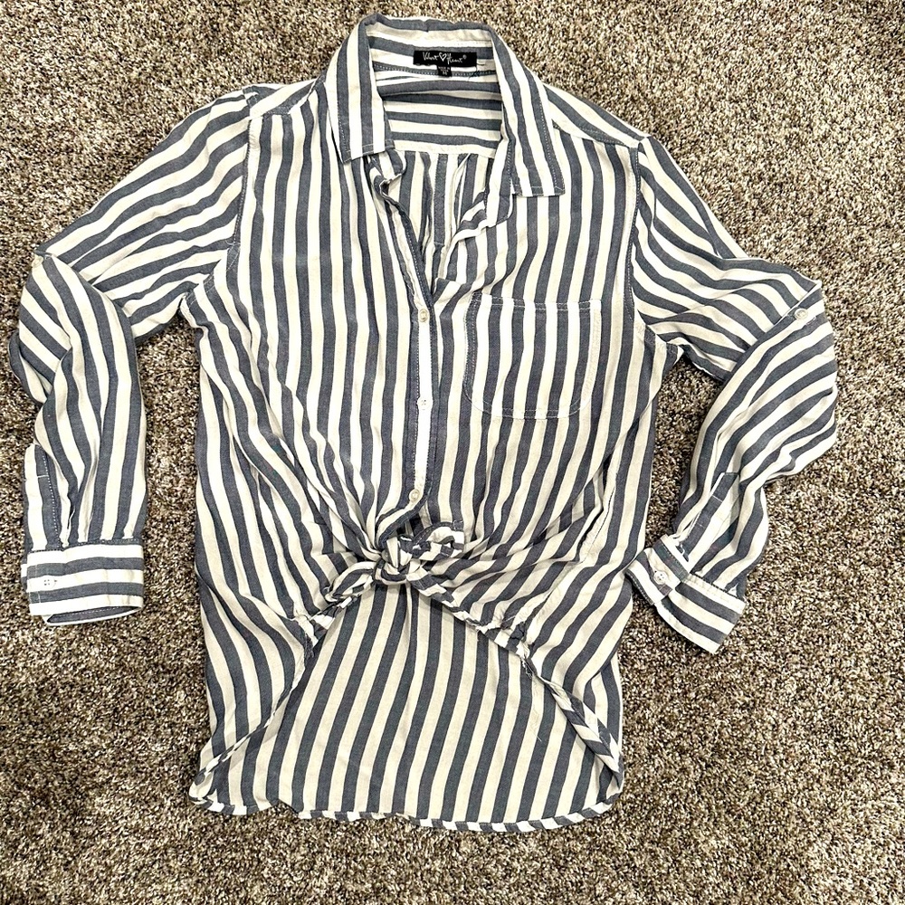 Velvet Heart Women’s Button Collar Top. Size M. EUC! White &Denim stripes.
